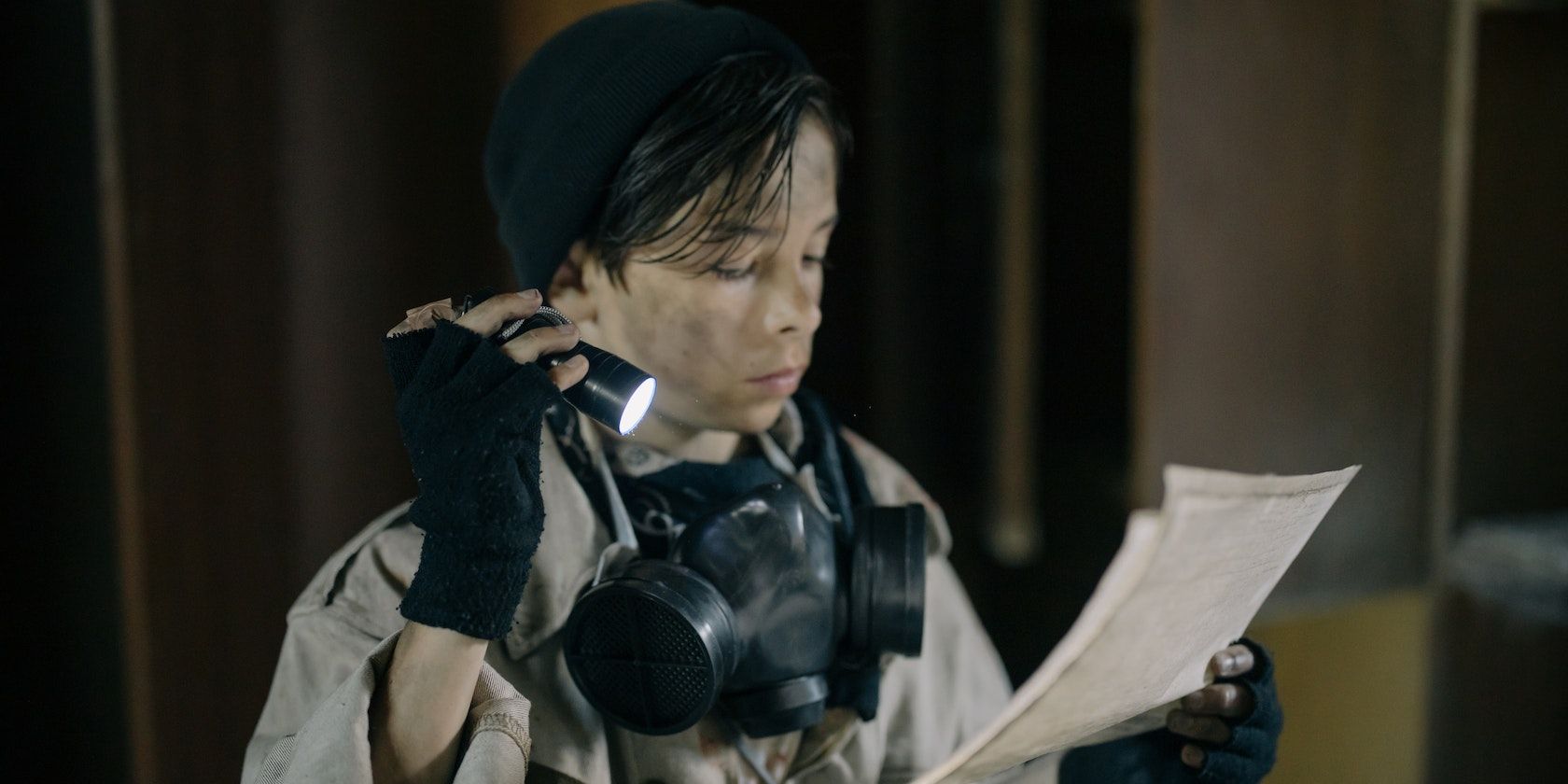 мальчик с фонариком читает письмо в секрете