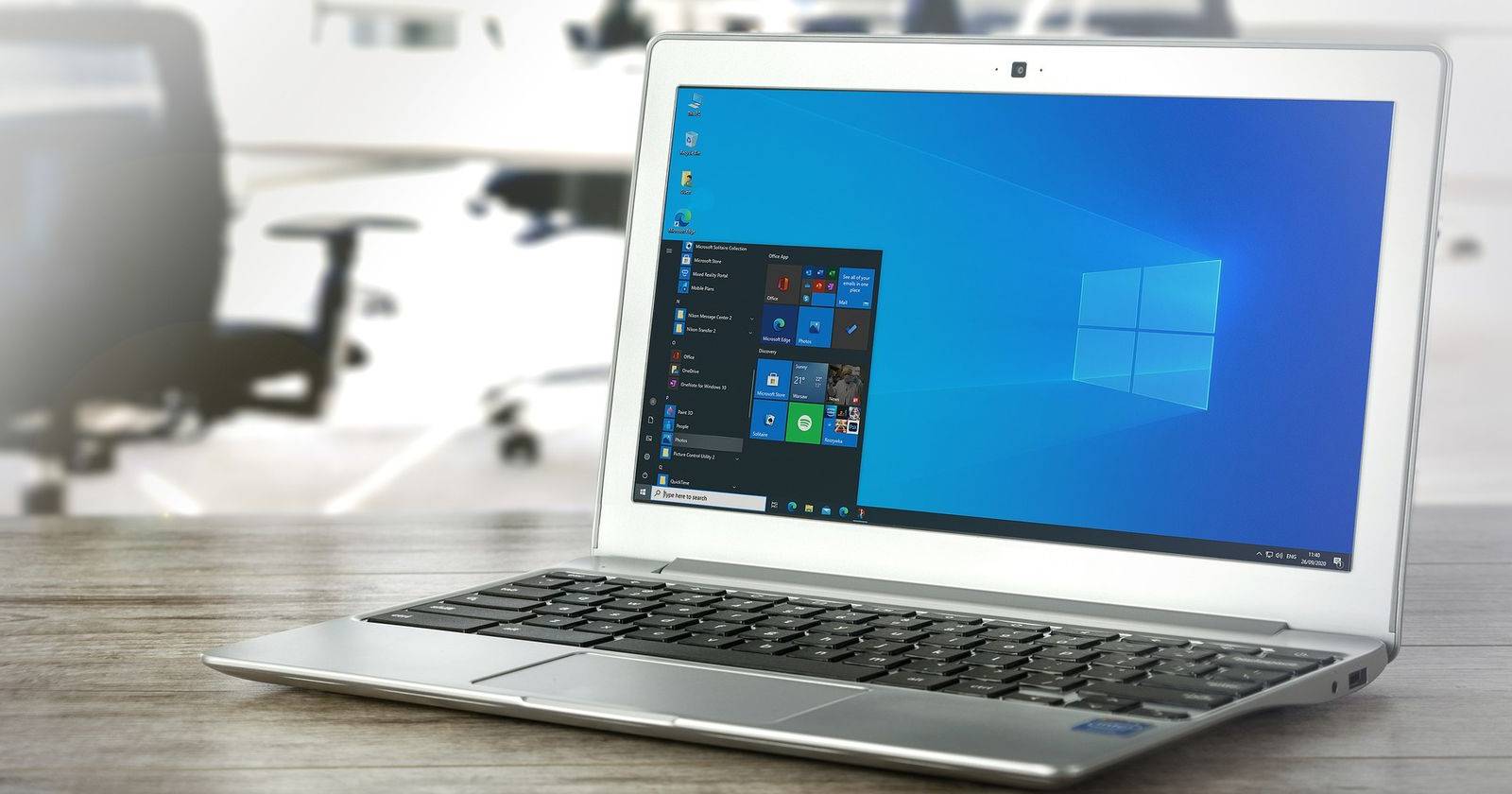 Ноутбук с Windows 10 на экране рабочего стола