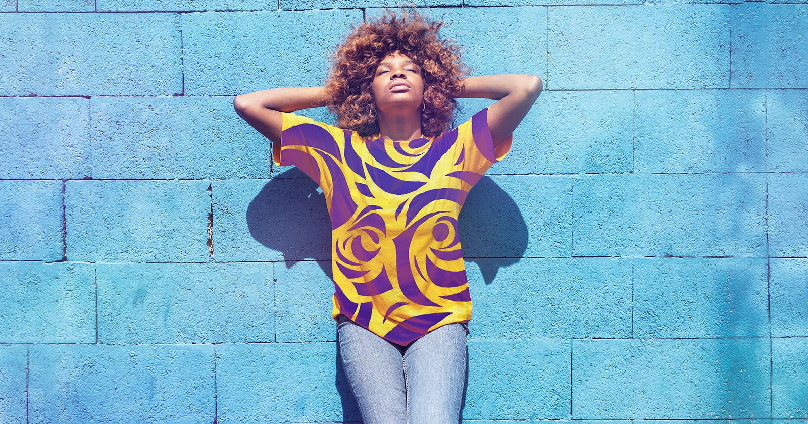 Женщина в рубашке с узором