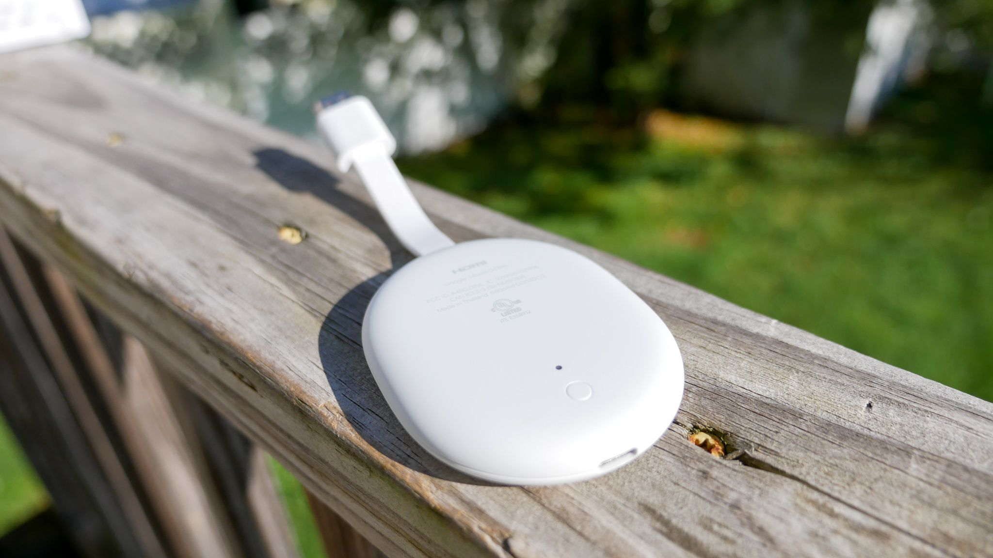 Chromecast с Google TV, устройство на фоне телевизора