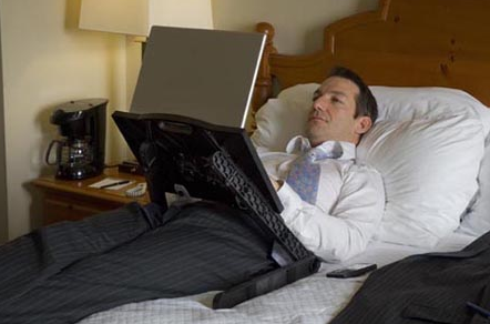 Самодельная подставка для ноутбука в кровати