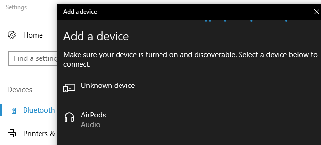 Индикатор вмещённого кейса AirPods мигает белым, показывая режим сопряжения