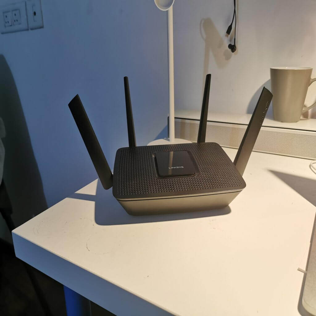 Роутер в комнате для лучшего покрытия Wi-Fi