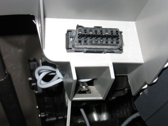 Разъём OBDII в автомобиле — вид со стороны гнезда