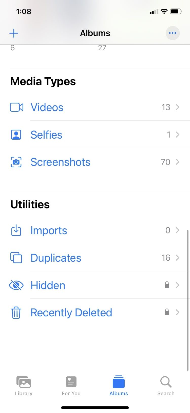 Экран «Дубликаты» в приложении Фото с отмеченными дубликатами