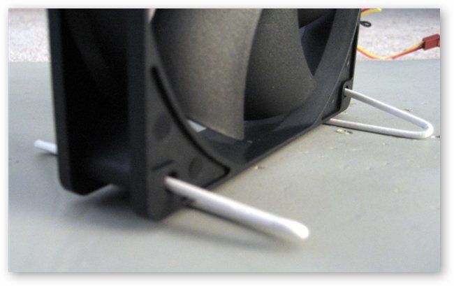 Сборка подставки из отрезков вешалки и установка вентилятора