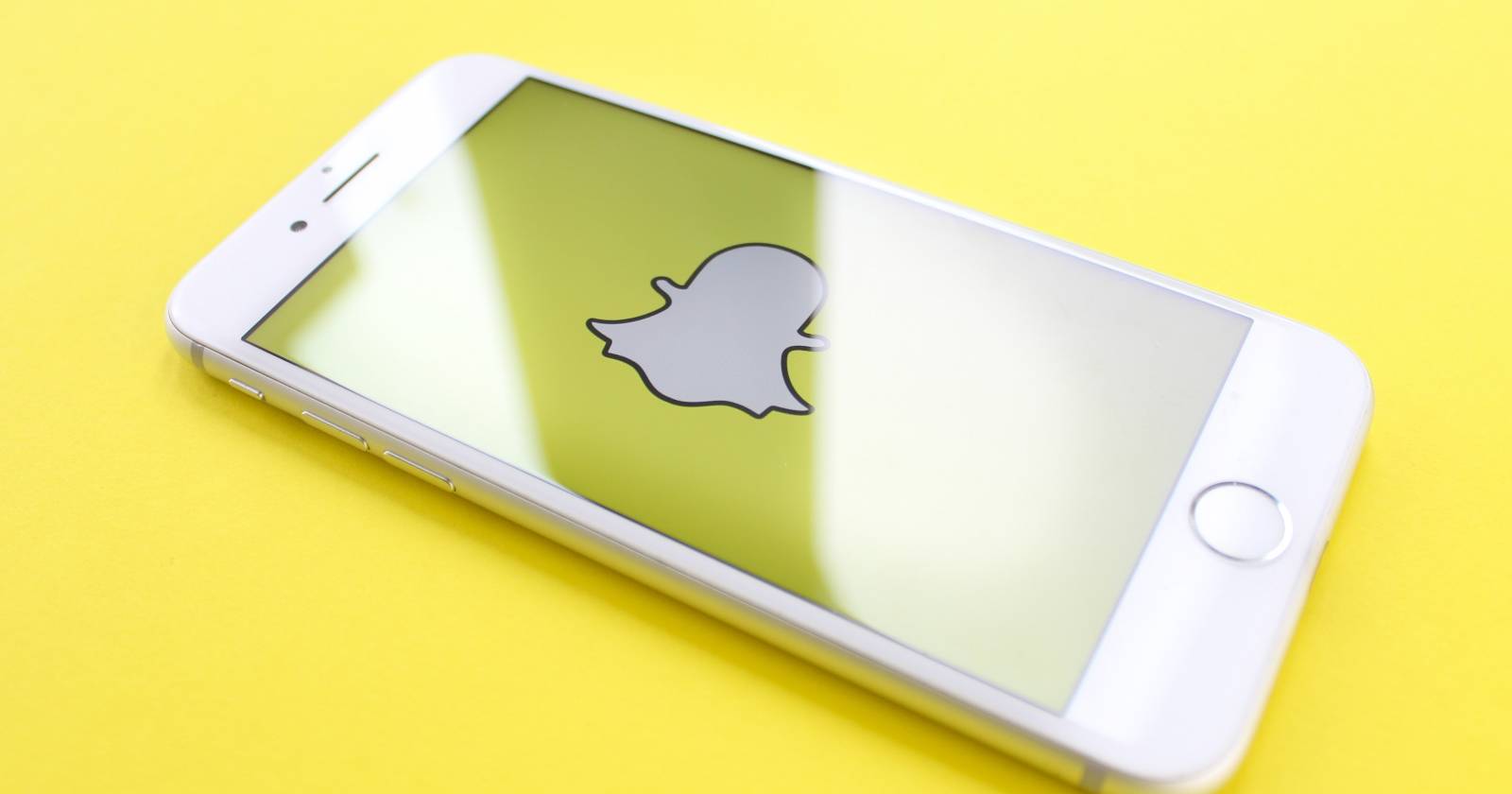 Смартфон с логотипом Snapchat на экране