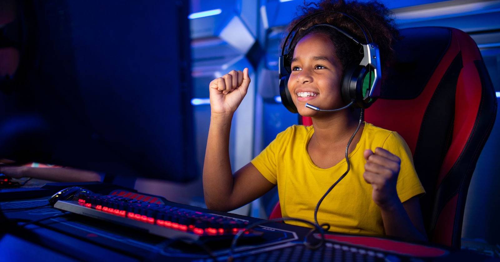 Девочка играет в компьютерную игру на ПК