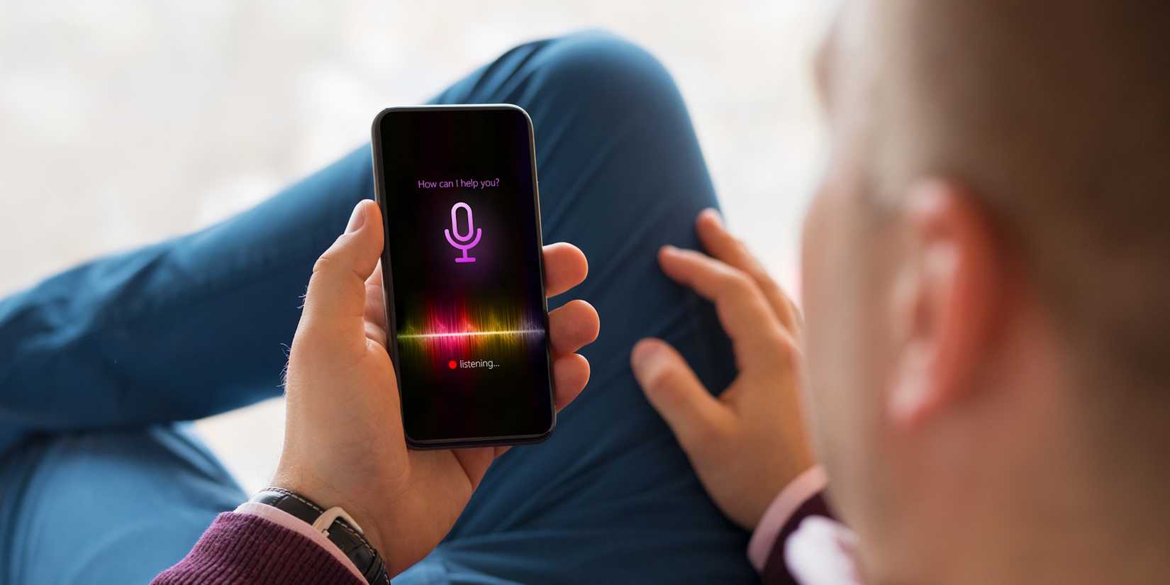 Мужчина пытается использовать микрофон iPhone