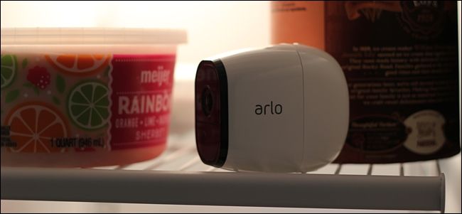 Камера Arlo установлена под навесом для защиты от холода и осадков
