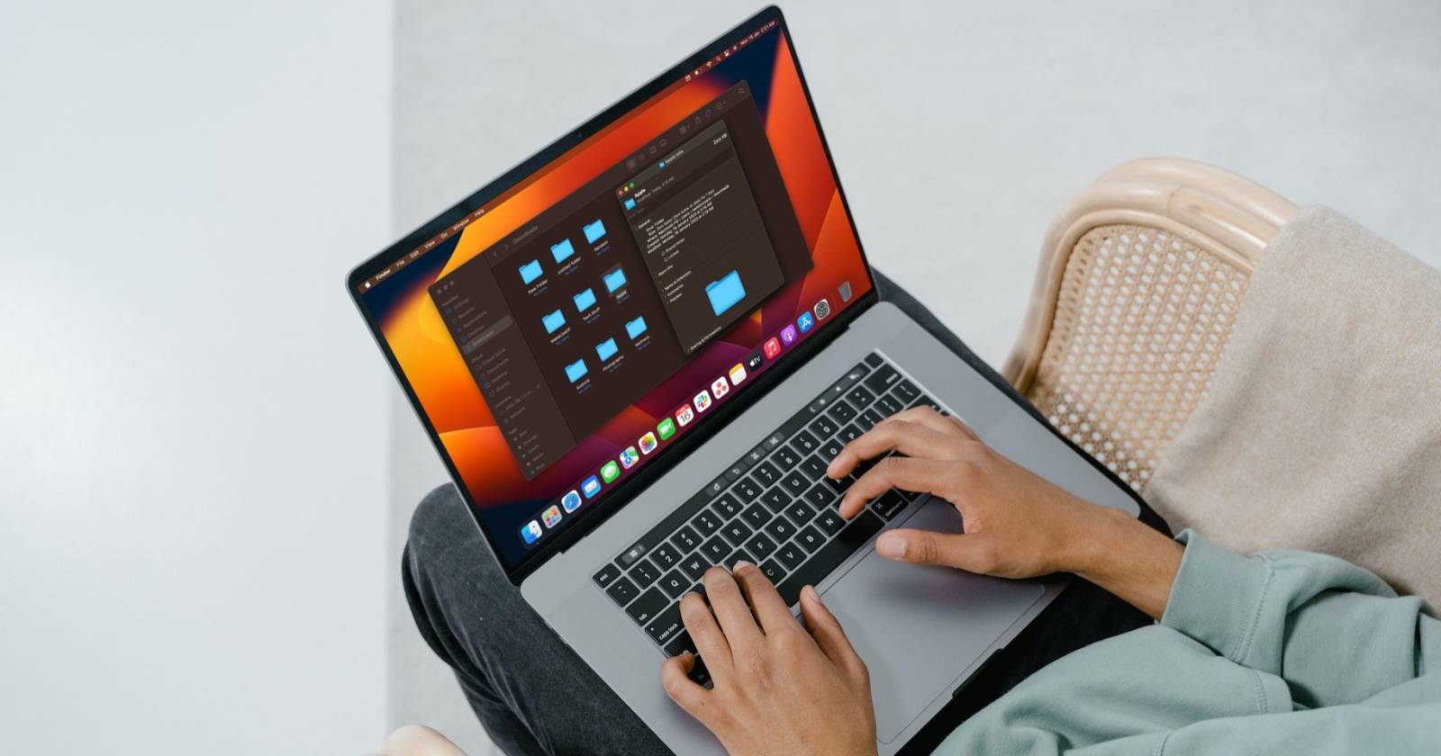 Человек просматривает папки на MacBook