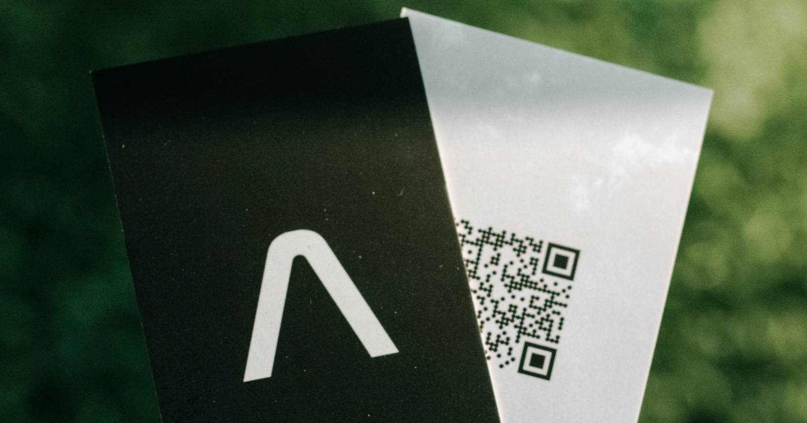 Карточки с QR-кодом и контактами