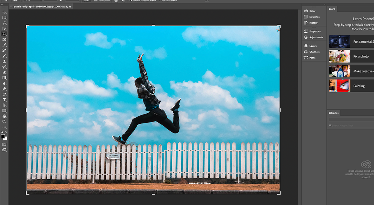 Человек прыгает в Photoshop — пример исходного изображения для записи action