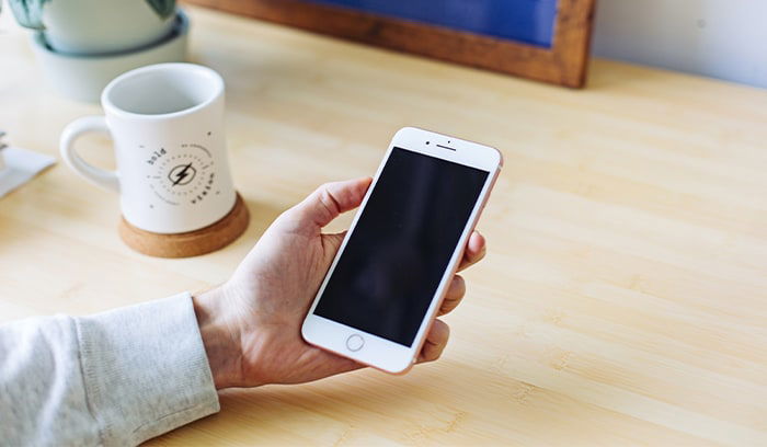 iPhone 8 с логотипом Apple