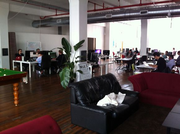 Работа в кафе с ноутбуком для смены рабочего окружения