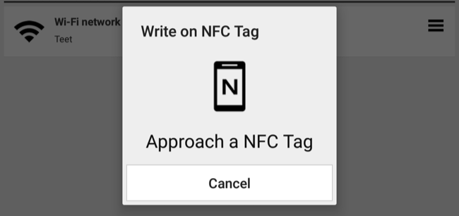 Телефон ставят на NFC-метку, чтобы выполнить действие