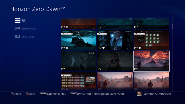 Игрок нажимает кнопку Share на контроллере DualShock 4