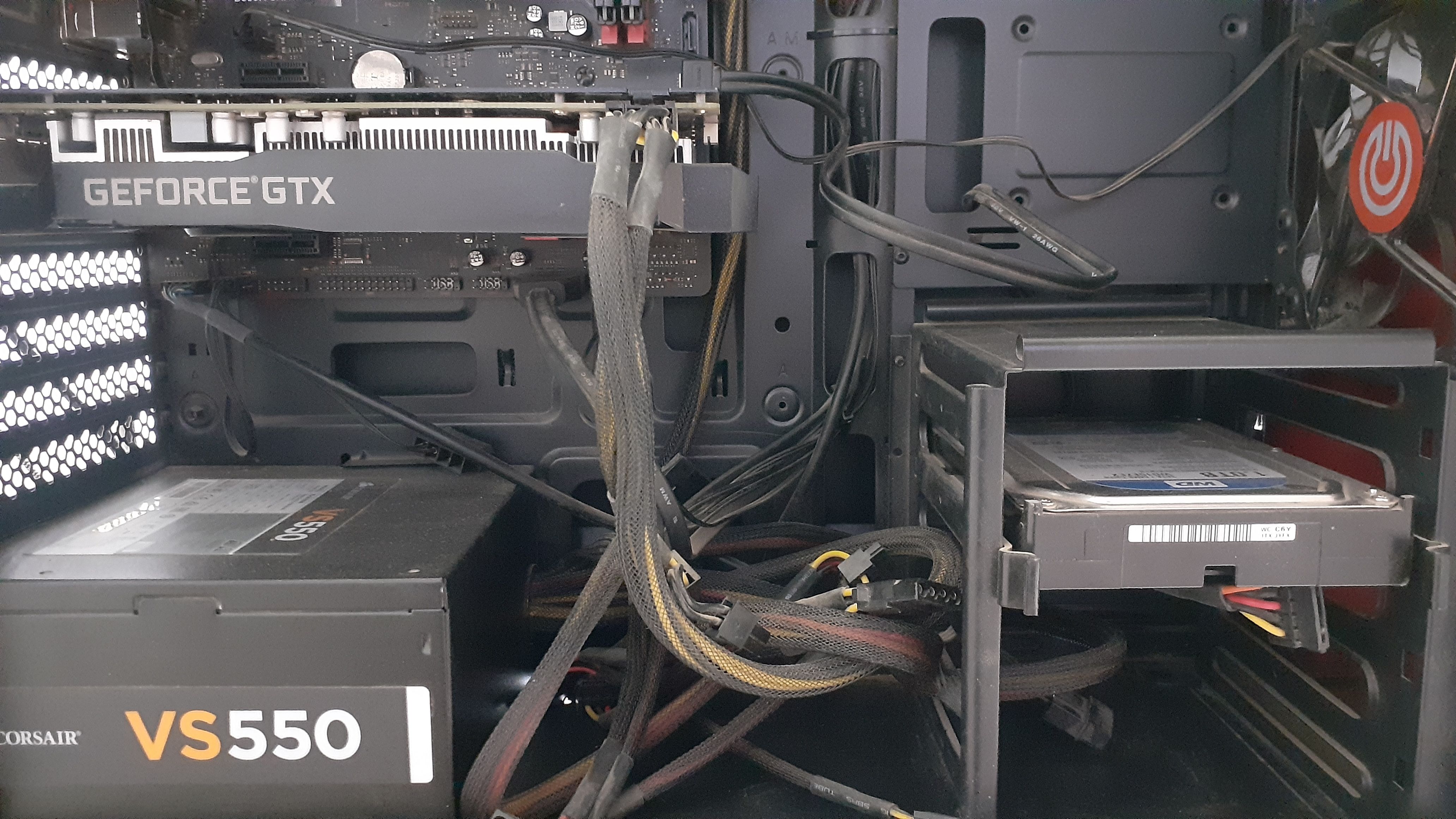 Видеокарта и HDD подключены к материнской плате