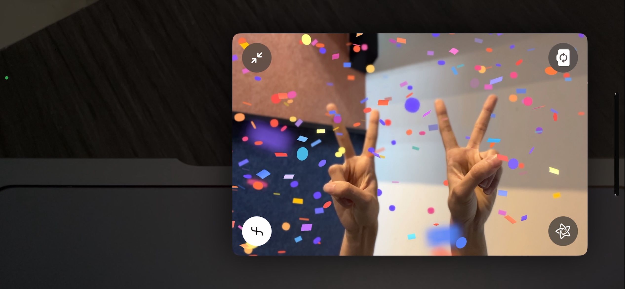 Два знака победы одновременно вызывают град конфетти, покрывающий экран