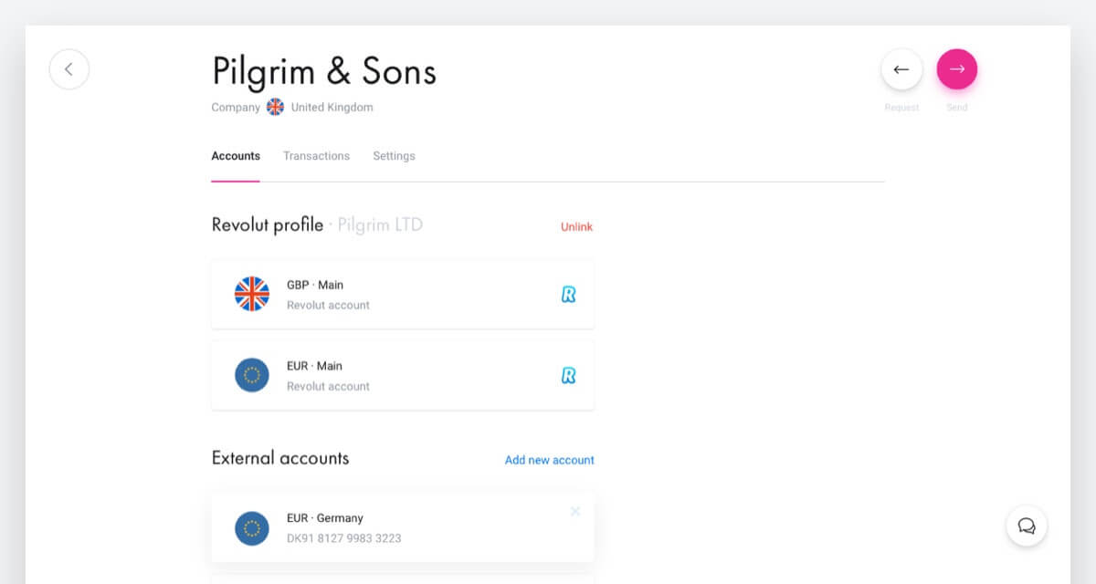 Телефон с интерфейсом, показывающим несколько валютных счетов в Revolut
