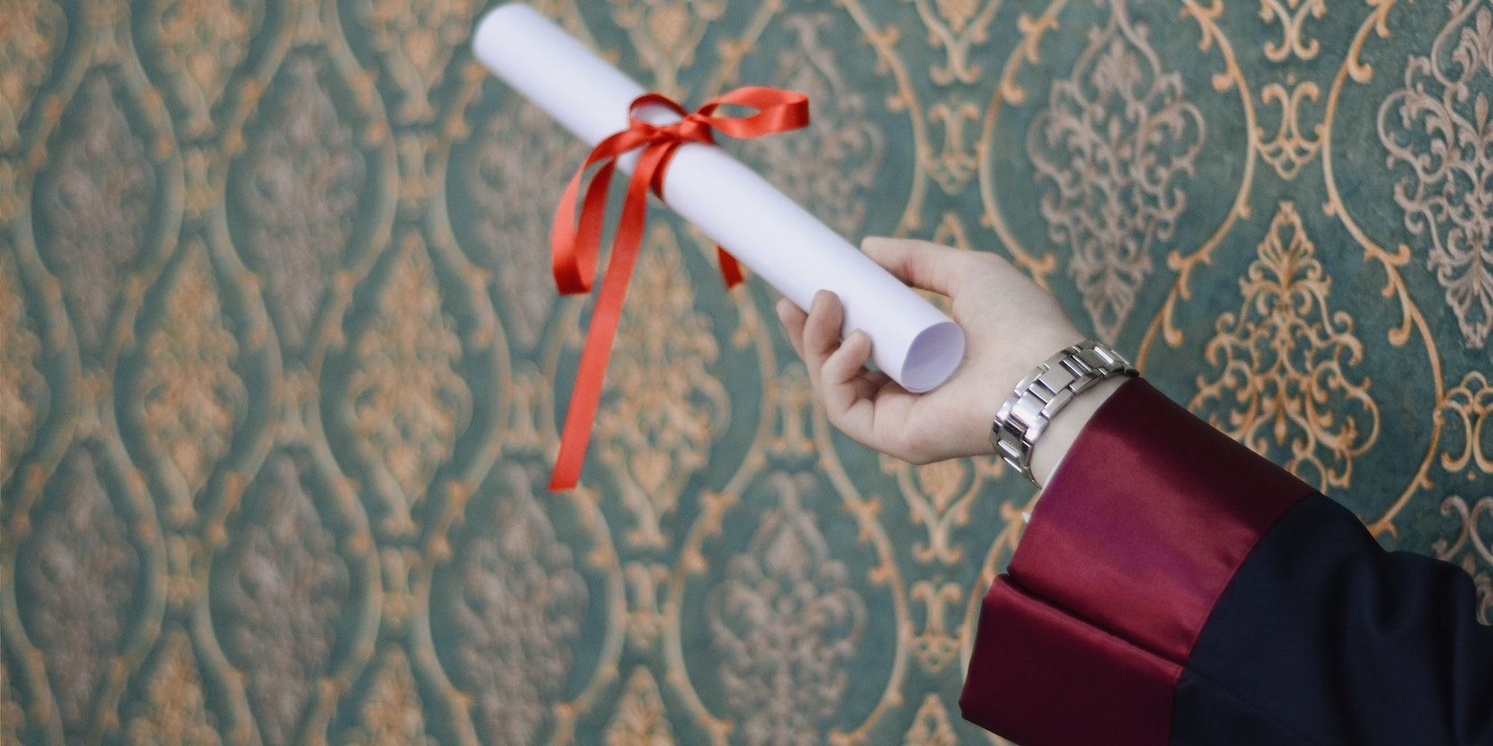 Человек держит диплом