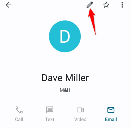 Снимок экрана приложения «Контакты» на Android: значок карандаша вверху для редактирования.