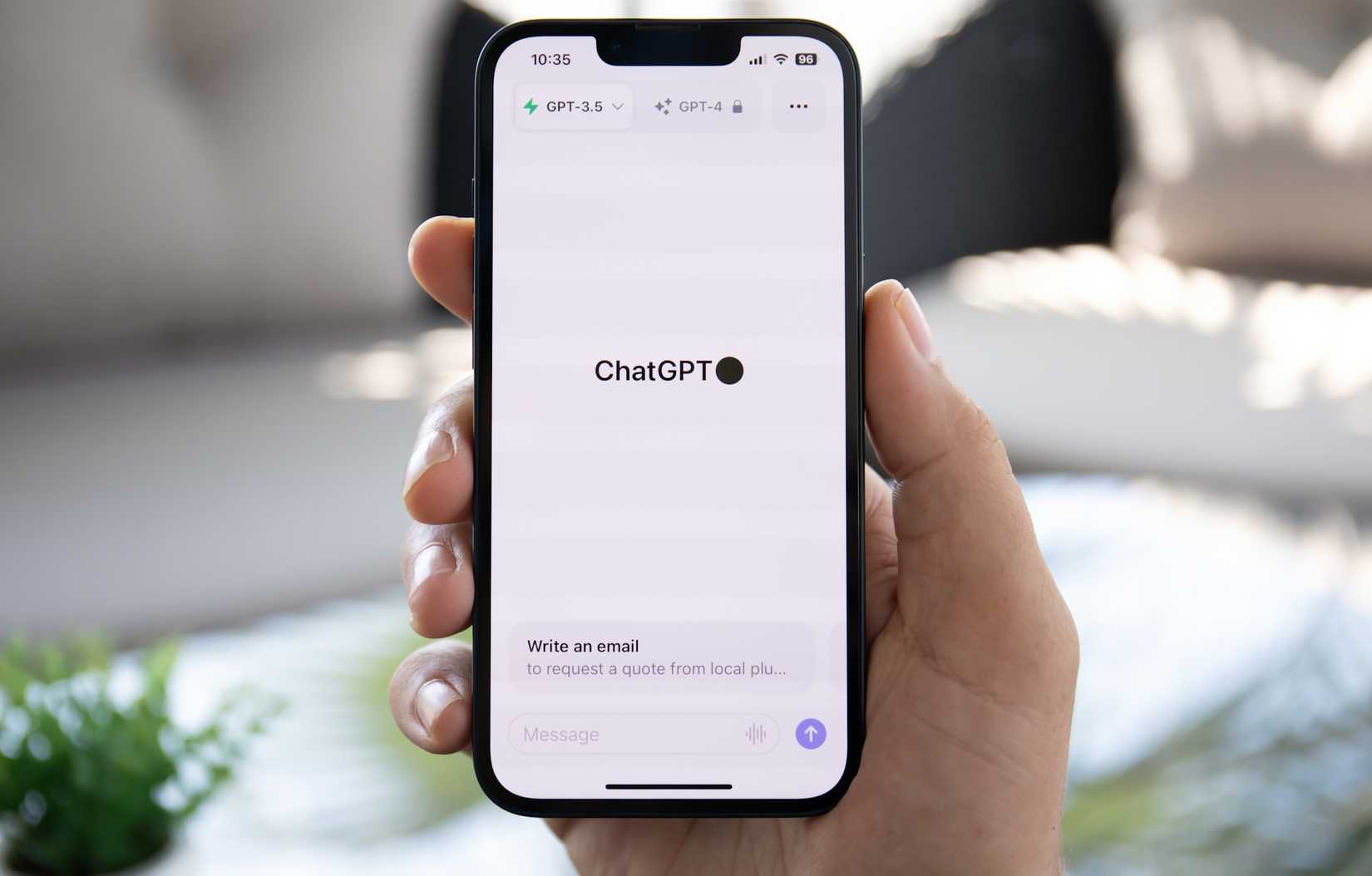 Экран приложения ChatGPT на iPhone 13