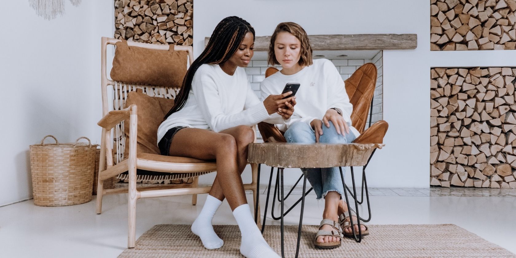 Друзья пользуются iPhone вместе