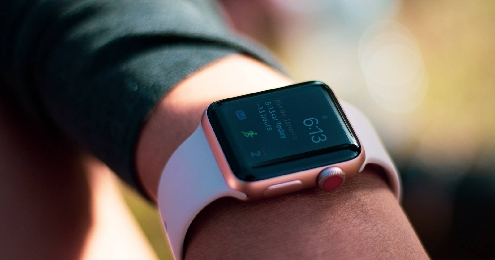 Человек в Apple Watch, демонстрирующий экран Dock