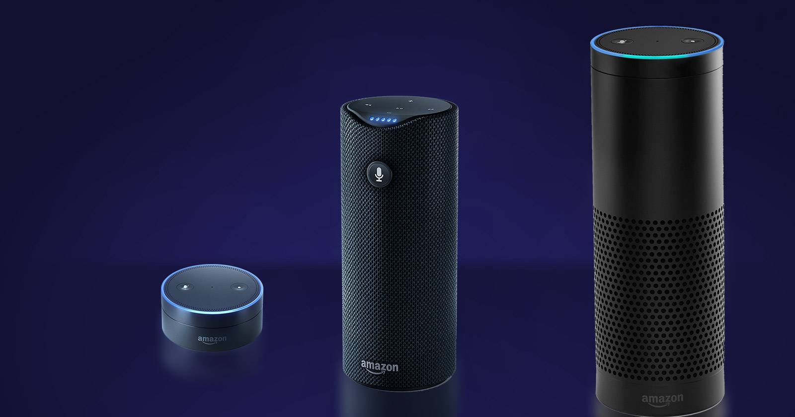 Amazon Echo Dot на белом фоне