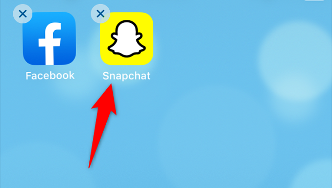 Нажмите и удерживайте приложение, чтобы иконки начали дрожать.