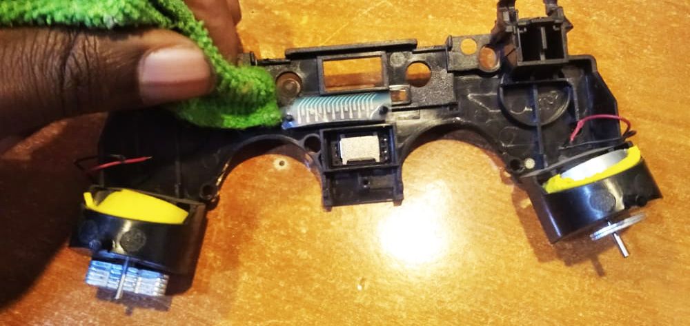 Протирка передней крышки микрофиброй