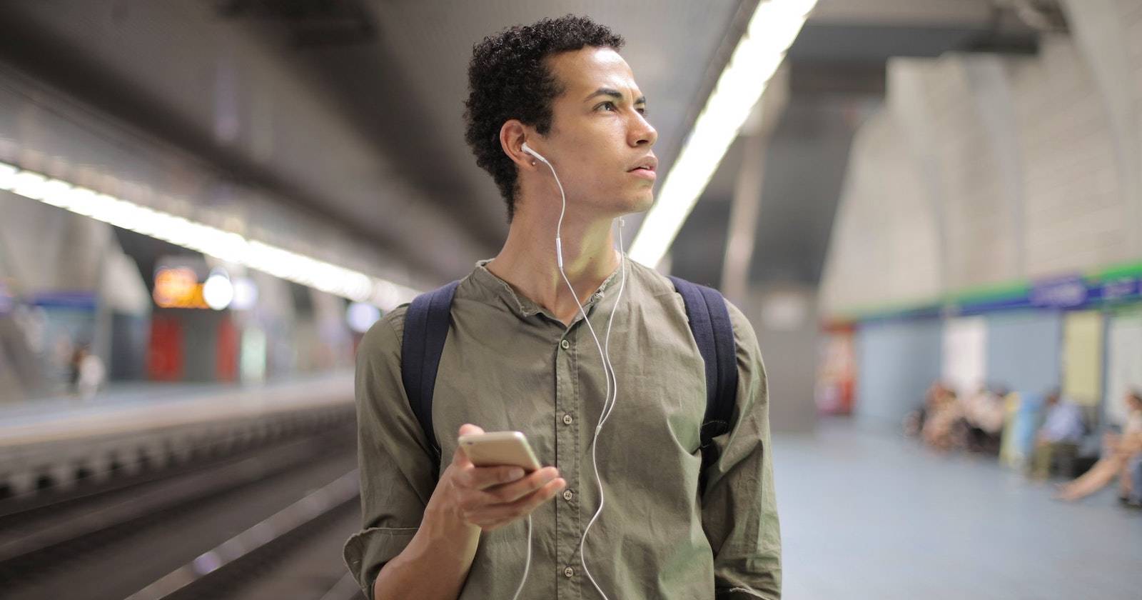 Мужчина, подключающийся к Wi‑Fi на вокзале