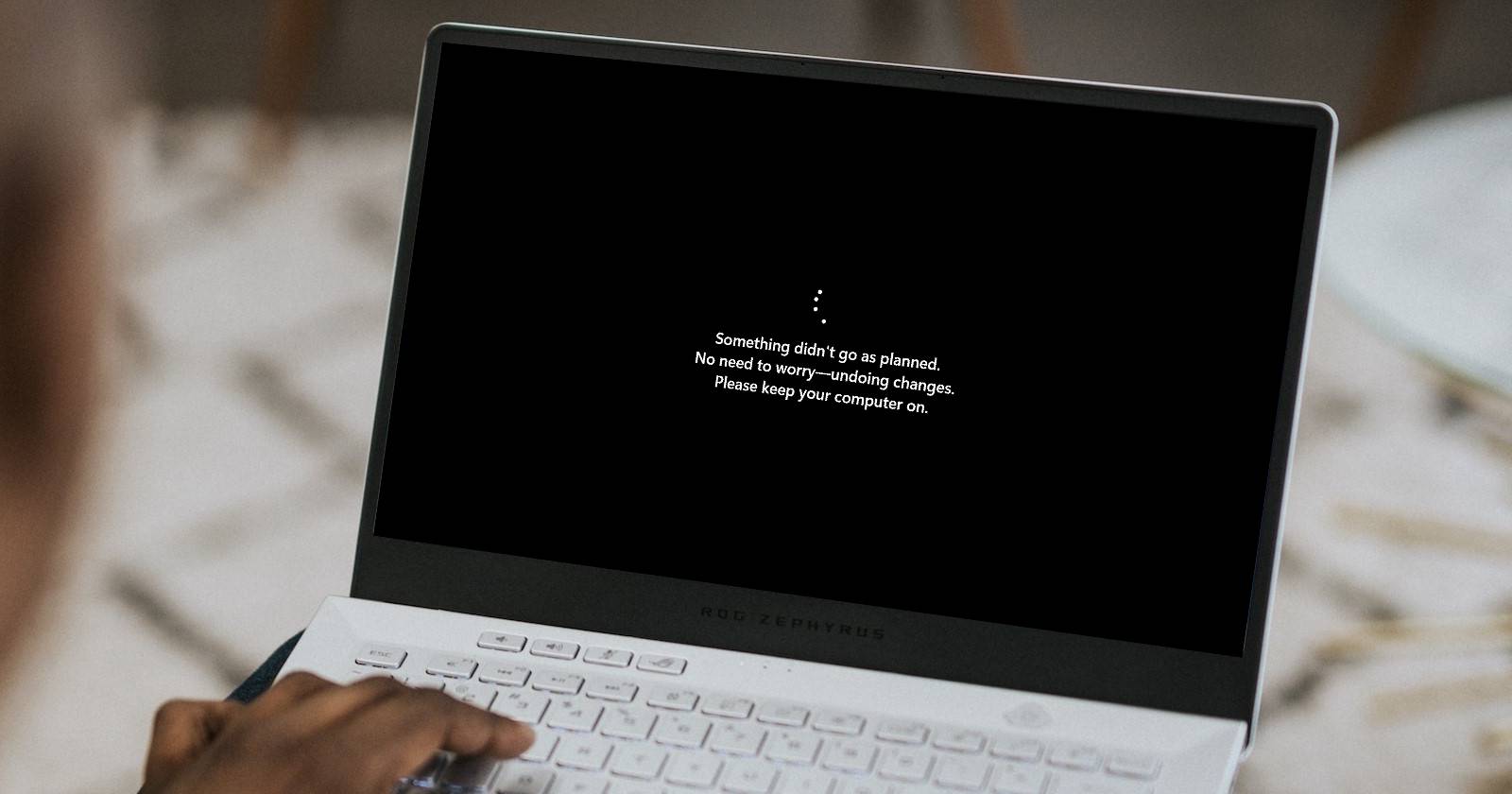 Сообщение об ошибке обновления Windows на экране ноутбука