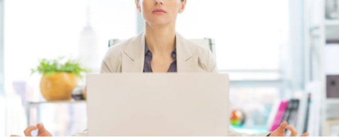 Человек кладёт телефон в коробку и закрывает её