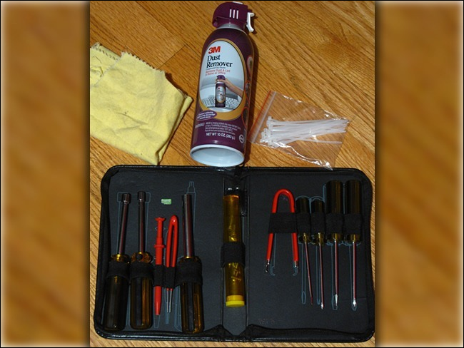 Инструменты для чистки: баллончик со сжатым воздухом, кисточка и тряпки