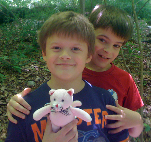 Пример трэвел-бага, привязанного к мягкой игрушке, и коллекция монет