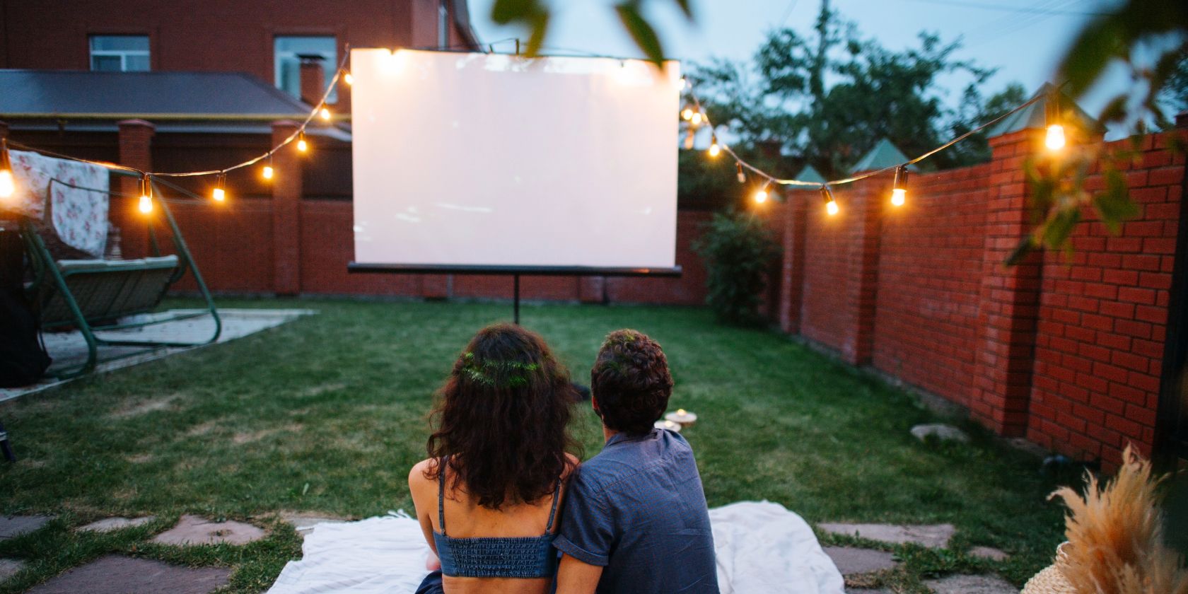 Как выбрать проекторный экран для дома