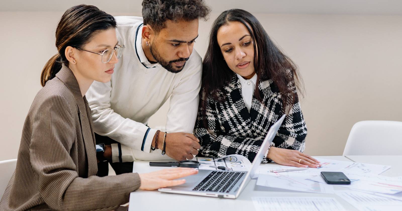 Мужчина и женщина смотрят на ноутбук