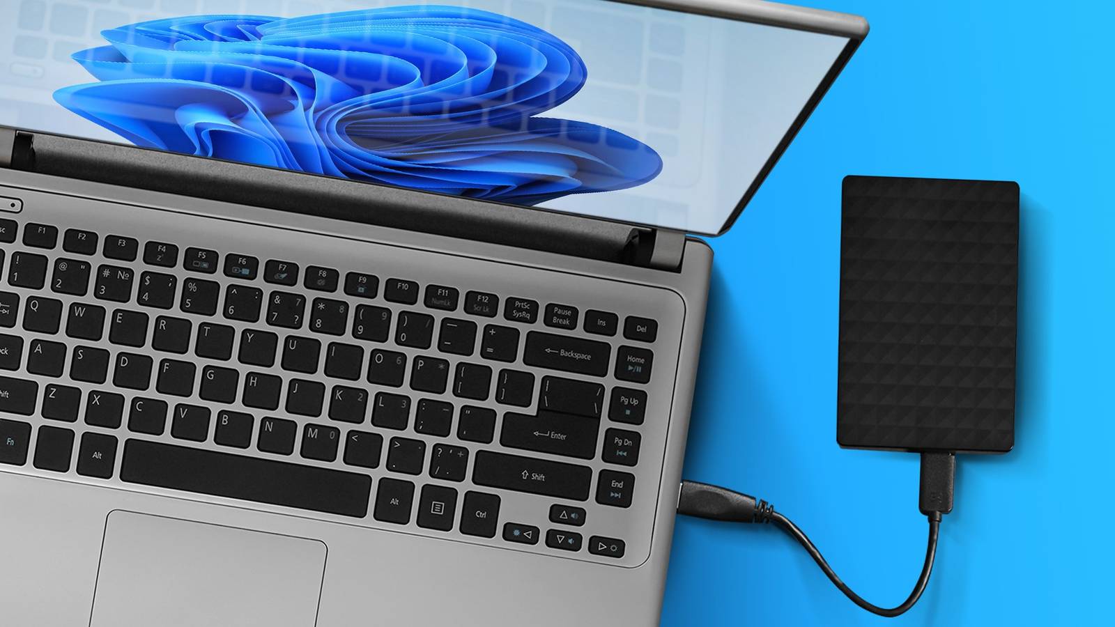 Внешний жёсткий диск подключён к ноутбуку с Windows 11.