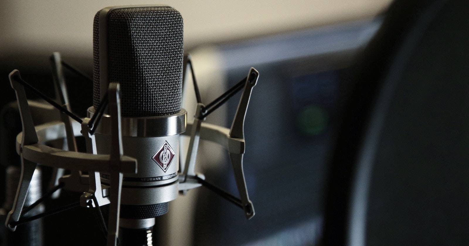 Крупный план микрофона Neumann на студийном столе