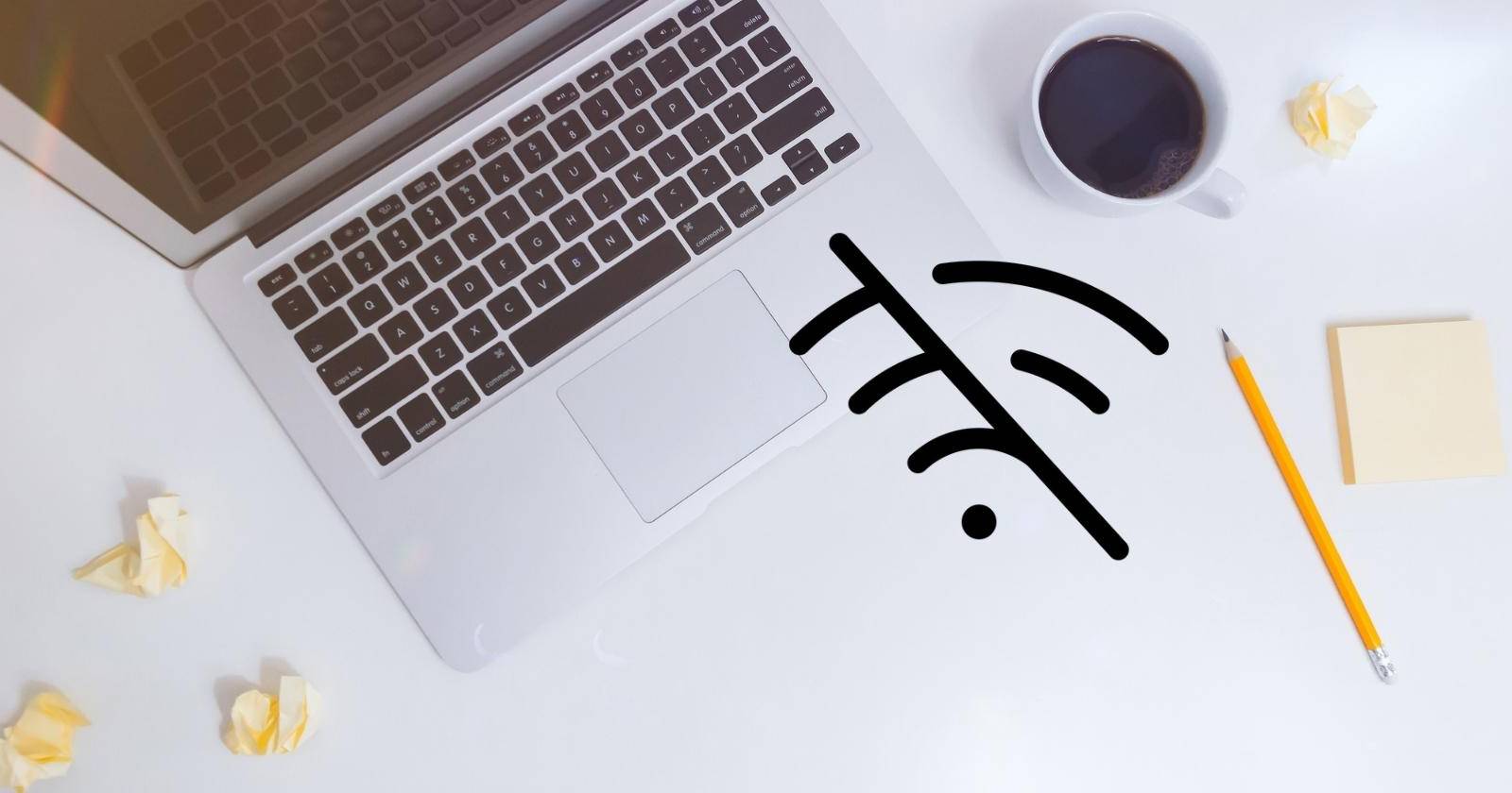 Макбук на столе с открытым меню Wi‑Fi