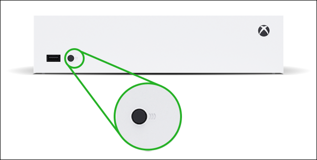 Кнопка сопряжения на Xbox Series S рядом с USB-портами