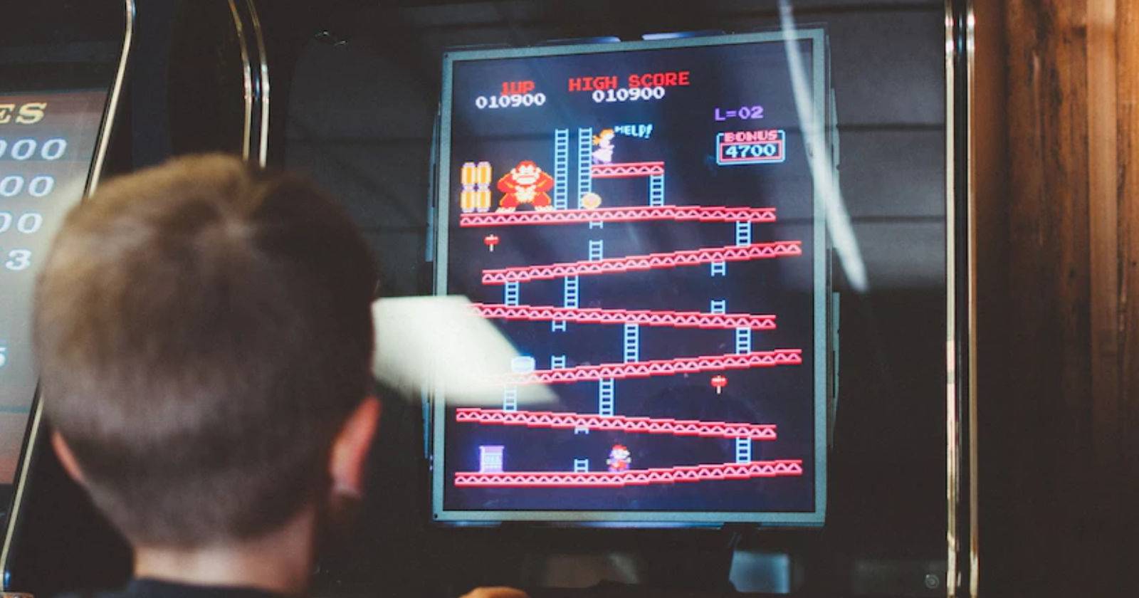 Аркадная сцена с индикаторами здоровья и очков