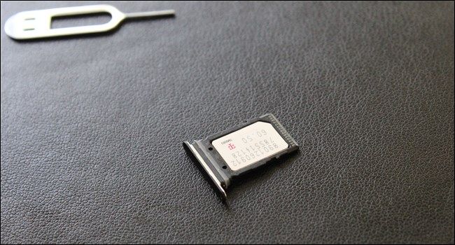 SIM‑карта, установленная в лоток с выемкой