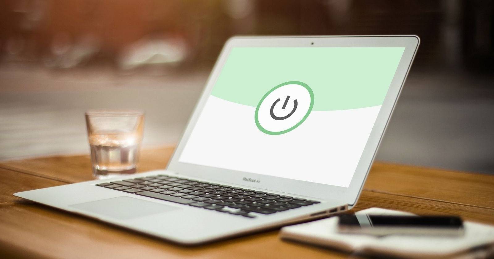 Значок энергосбережения на экране ноутбука с зелёной пиктограммой