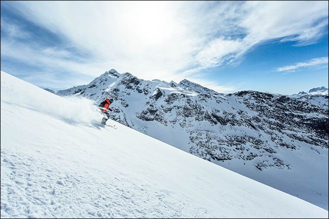 Лыжник на фоне гор, правильный кадр