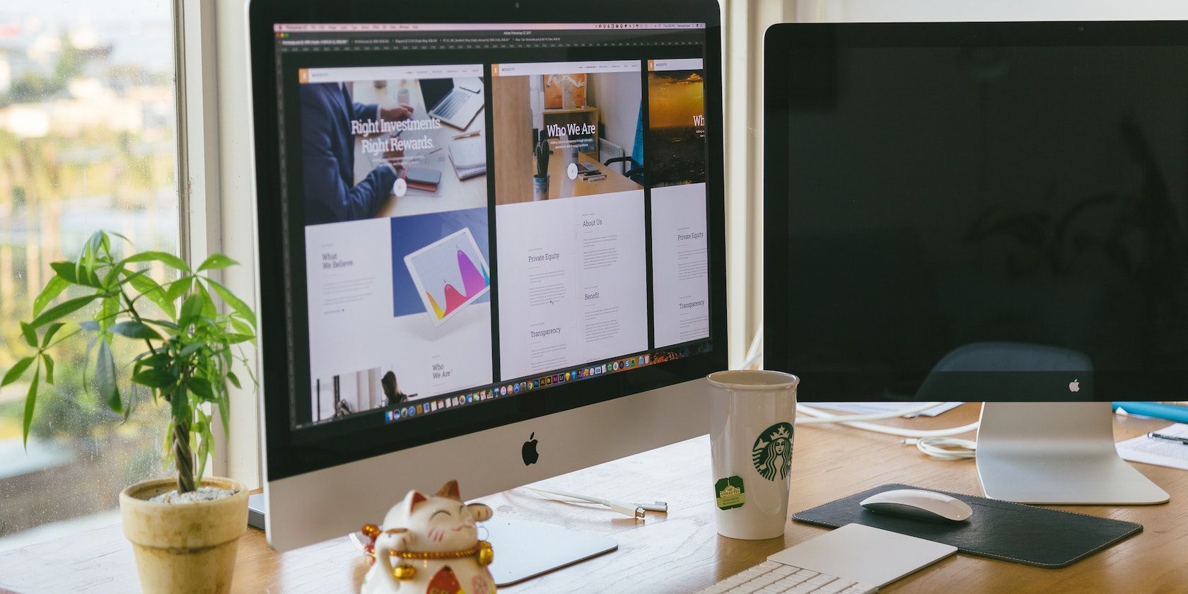 Серебристый iMac с открытыми портфолио