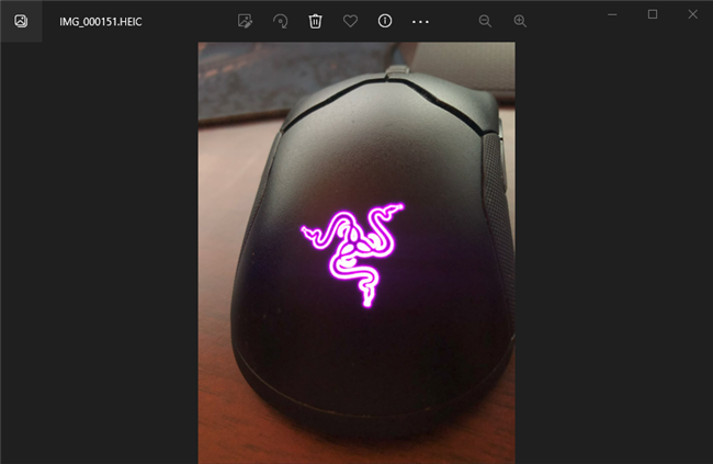 Приложение «Фотографии» на Windows показывает изображение мыши Razer.