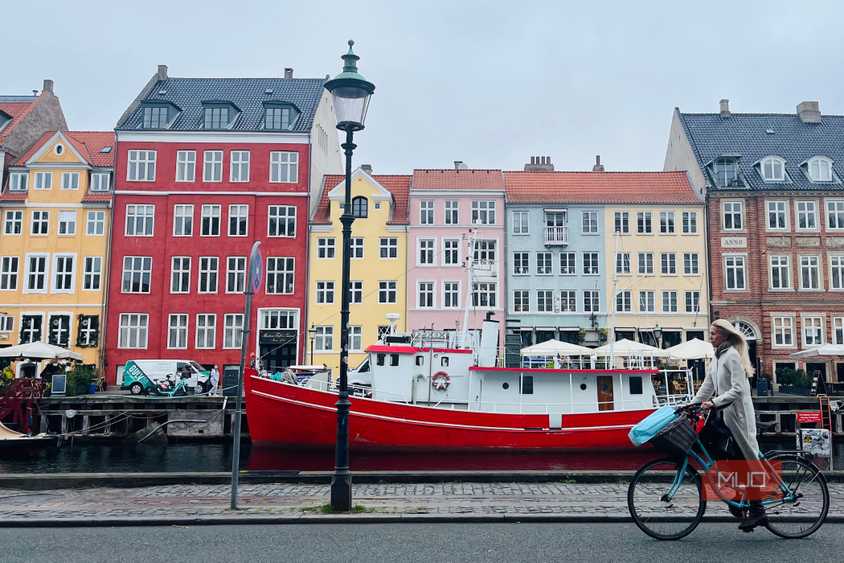 Человек на велосипеде у канала, снятый снизу